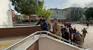 Camı kırıp eve girdi, eşinin sevgilisini defalarca bıçakladı