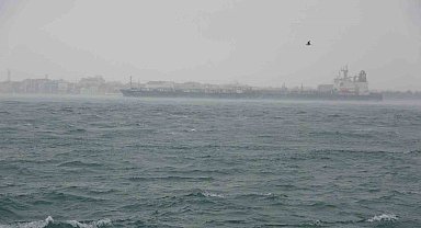 Çanakkale Boğazı kötü hava şartları ve akıntı nedeniyle transit gemi geçişlerine kapatıldı