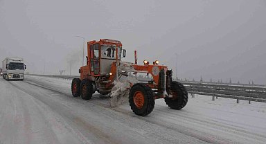 Çanakkale'de kar yağışı ulaşımı güçleştiriyor: 46 köy yolu kapandı