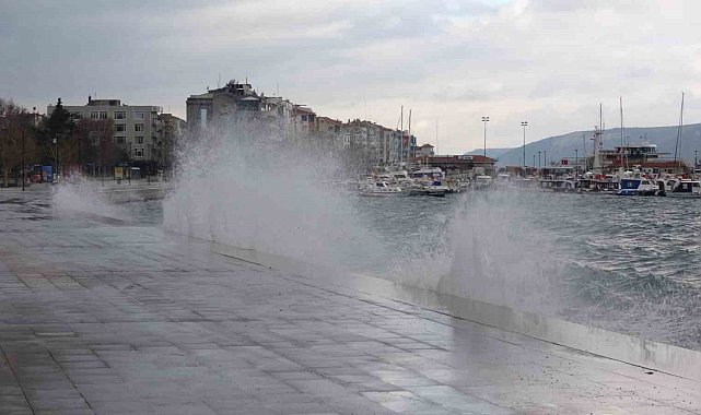 Çanakkale'de poyraz fırtınası nedeniyle oluşan dev dalgalar sahili dövdü