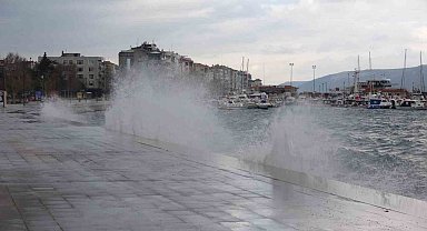 Çanakkale'de poyraz fırtınası nedeniyle oluşan dev dalgalar sahili dövdü