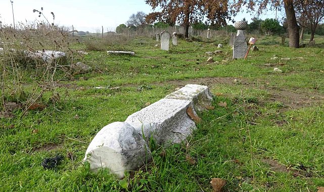 Çanakkale'de tarihi mezarlık harabeye döndü
