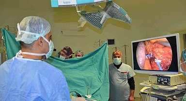 Canlı yayında kapalı tümörlü böbrek ameliyatı ve böbrek taşı operasyonu yaptılar