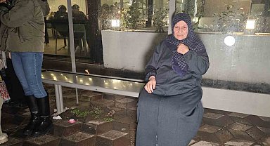 Çantasını durakta unuttu, çalındığını düşünen gözü yaşlı kadın gerçeği güvenlik kamerasını izleyince öğrendi
