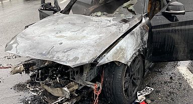 Çarpışan otomobillerden biri yandı