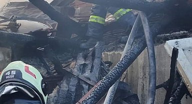 Çatı katındaki yangın evi kullanılamaz hale getirdi