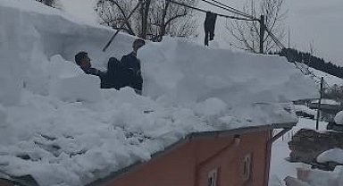 Çatıda biriken karları böyle temizlediler