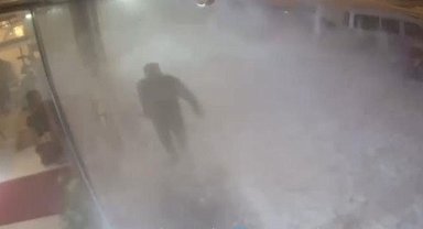 Çatıdan düşen karın altında kalmaktan son anda kurtuldu