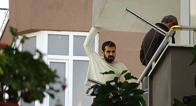 Cezaevi firarisi polisleri görünce annesinin evini ateşe vermiş
