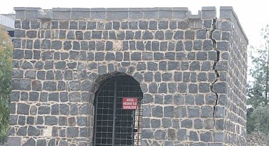 Cizre'de tarihi Abdaliye Medresesi'nin duvarı tehlike saçıyor