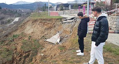 Çocuk parkında üçüncü kez heyelan meydana geldi