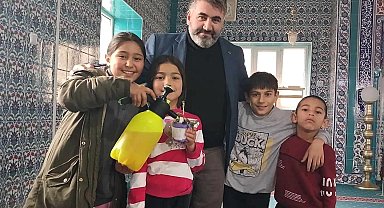 Çocuklara cami alışkanlığı çiçekler ile sağlanıyor