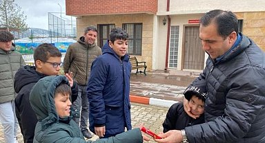 Çocuklara çikolata dağıttı