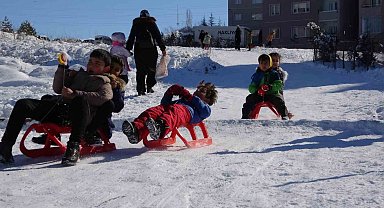 Çocukların düşe kalka kızak keyfi