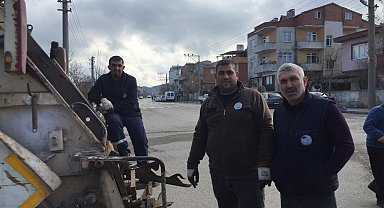 Çöp konteynerine atılan 5 yavru köpek temizlik personelinin dikkatiyle kurtarıldı
