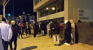 Çorum'daki depremin ardından vatandaşlar sokağa indi