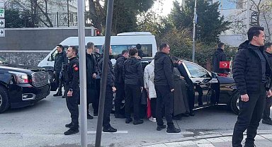 Cumhurbaşkanı Erdoğan, kendisini bekleyen vatandaşlarla sohbet etti