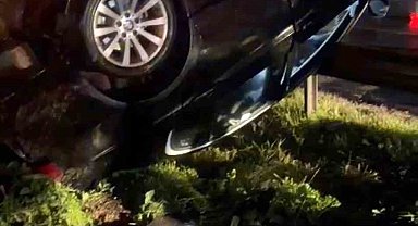 D-100'de bariyerleri aşan otomobil takla attı: 1 yaralı