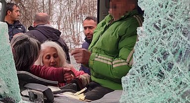 Dağdan kopan kaya parçası aracın içine girdi, sürücü yaralandı