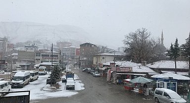 Darende ilçesinde kar yağışı etkili oluyor