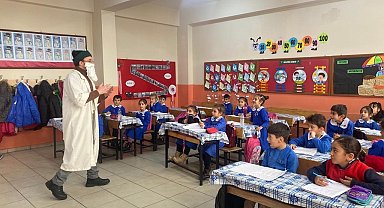 Dede Korkut'un hikâyelerini canlandırarak anlatan öğretmen öğrencilerini eğlendirdi