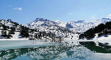 Değirmendere Göleti'nin yüzeyi buzla kaplandı