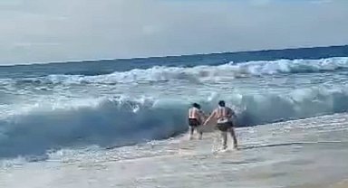 Denize giren turistlerin boğulma tehlikesi geçirdiği anlar kamerada