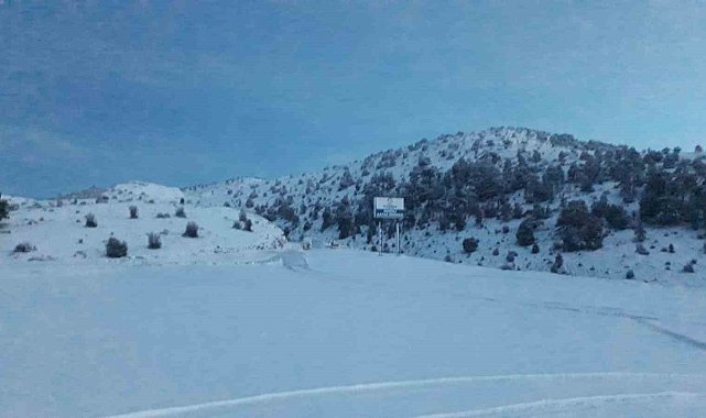 Denizli Kayak Merkezi'nde kar kalınlığı 15 santimetreyi buldu