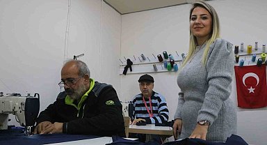 Depremde 2 iş yeri ve evini kaybeden afetzede kadının konteyner iş yerinde kurduğu atölye 7 kişiye ekmek kapısı oldu