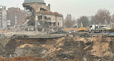 Depremde hasar alan Söğütlü Camii'nin kubbesi böyle yıkıldı