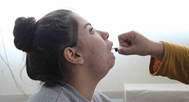 Depremden bu yana konuşamayan genç kızın tek hayali, kendisini şırıngayla besleyen ailesine 'anne' ve 'baba' diyerek seslenebilmek