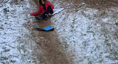 Depremin vurduğu Hatay'da afetzede vatandaşlar yağan karın tadını çıkarttılar