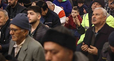 Depremin vurduğu Hatay'da vatandaşlar camilere akın etti