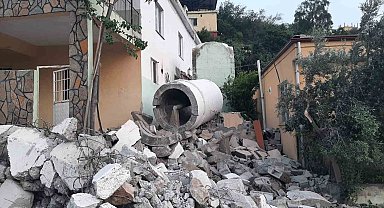 Depremle birlikte aylardır minaresiz kalan camiye, çelikten 26 metrelik minare yaptırıldı