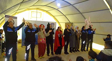Depremzede çocuklara polislerden moral tiyatrosu