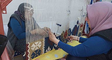 Depremzede kadınlar kilim tezgahında ilmik atıyor