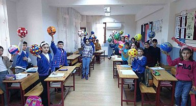 Depremzede öğrencilere karne hediyesi olarak 5 bin 650 top dağıttı