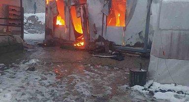 Depremzede yaşlı kadın ve engelli torunu yangından son anda kurtuldu