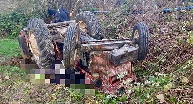 Devrilen traktörün altında kalan sürücü hayatını kaybetti