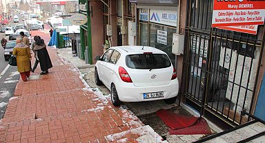 Dik yokuşta kontrolden çıktı, merdivenlerde askıda kaldı