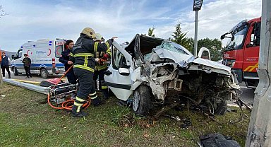 Direksiyon başında fenalaşan sürücü direğe çarptı : 1 ölü 2 yaralı