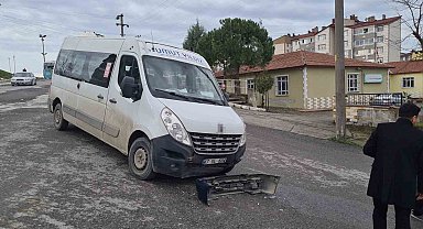 Direksiyon başında nöbet geçiren şoför öğrenci servisine çarptı