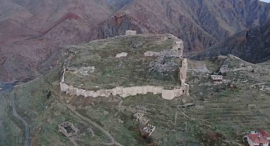 Divriği Kalesi, medeniyetler tarihine ışık tutuyor