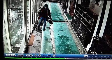 Diyarbakır'da camide ayakkabı hırsızlığı kamerada