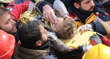 Diyarbakır'da depremde ailesinden 5 kişiyi kaybeden Beşir'e dayısı ve teyzesi umut oldu
