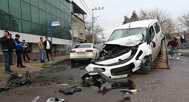 Diyarbakır'da feci kaza güvenlik kamerasına yansıdı: 1 ölü, 3 ağır yaralı