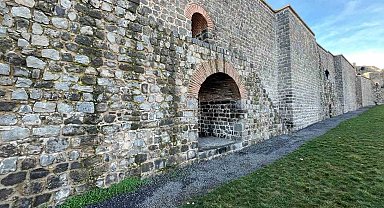 Diyarbakır'da surlardan düşen çocuk ağır yaralandı