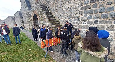 Diyarbakır'da surların merdiveninden yuvarlanan kız yaralandı