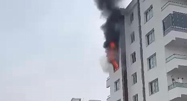 Diyarbakır'da yangın çıkan dairede alevler böyle yükseldi