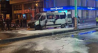 Diyarbakır'da yolcu minibüsü alev topuna döndü: Yolcular tahliye edildi